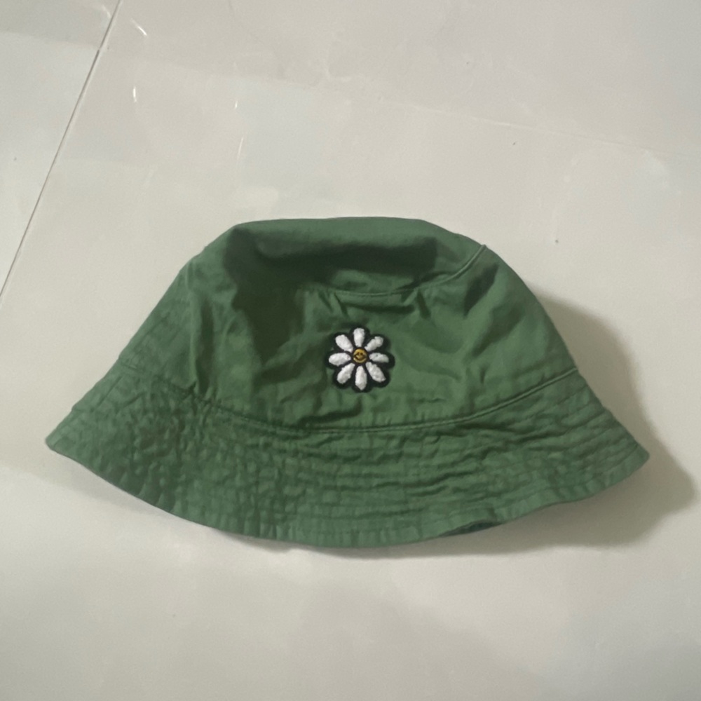 green bucket hat with daisy flower patch